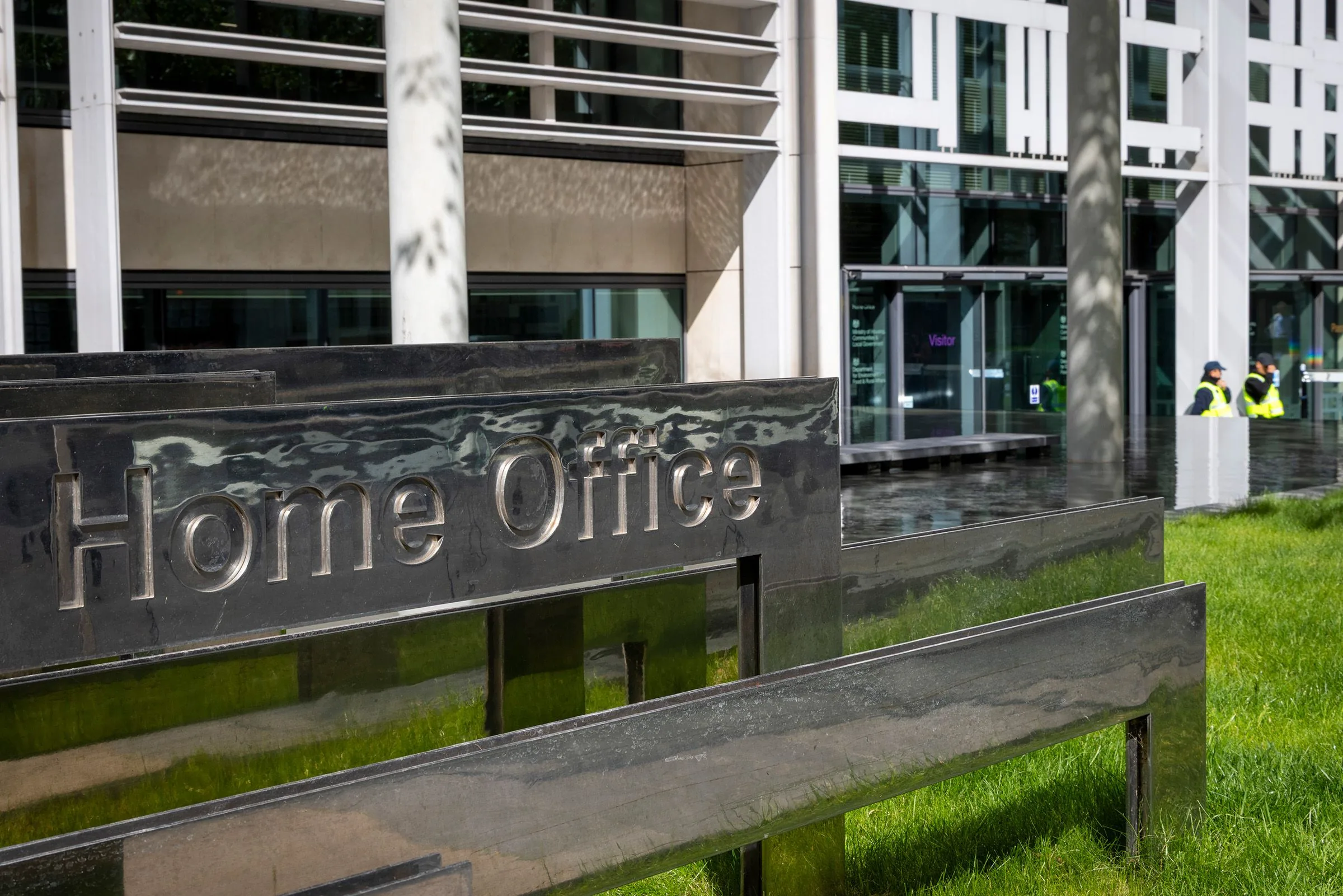 UK Home Office Considera Investigação sobre Uso de Ferramentas de IA em Processos de Asilo