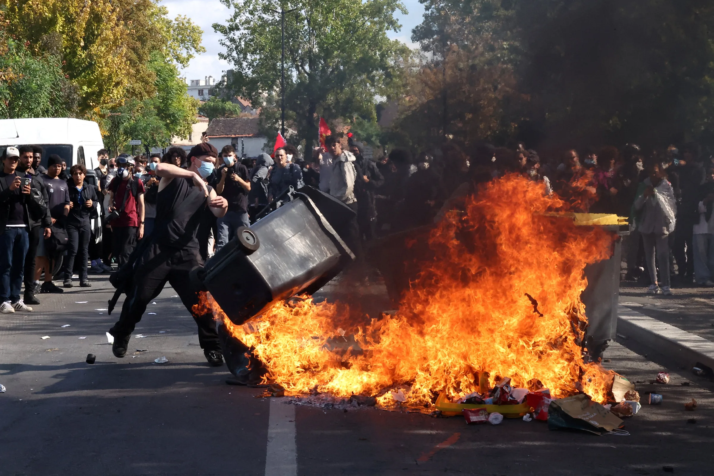 França suspende uso de bombas de efeito moral em protestos