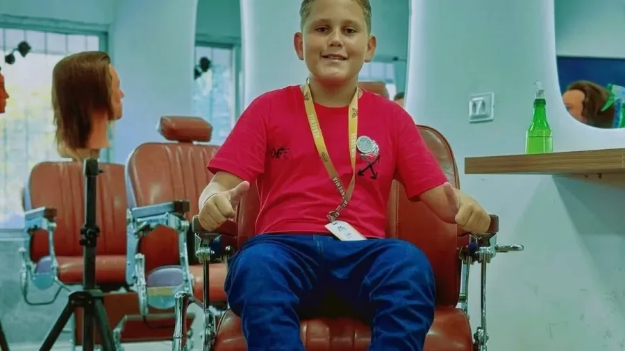 Influenciador de 14 anos conhecido como ‘Barbeiro Mirim’ é morto a tiros com amigo