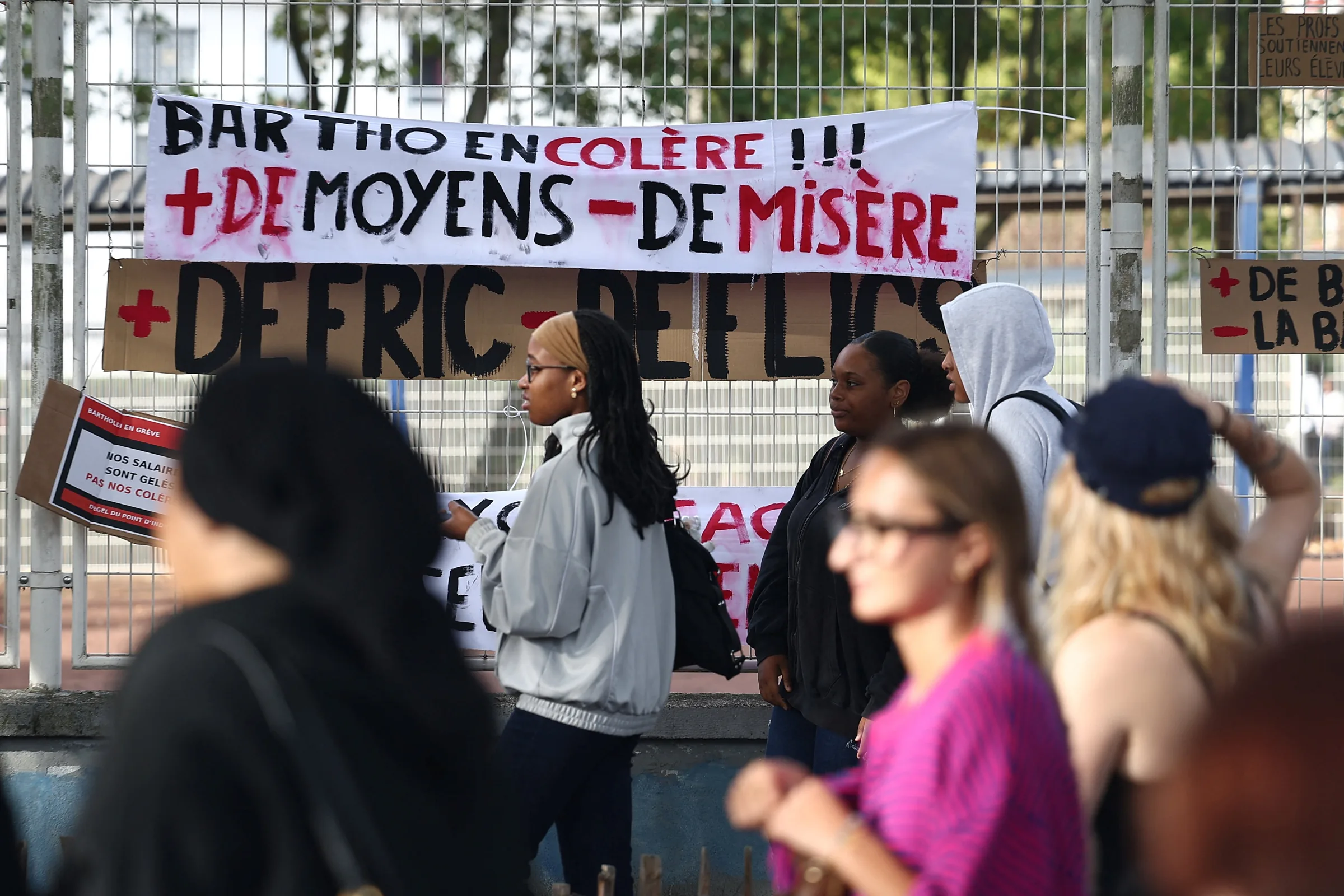 Manifestações na França: professores e falta de recursos são principais reclamações