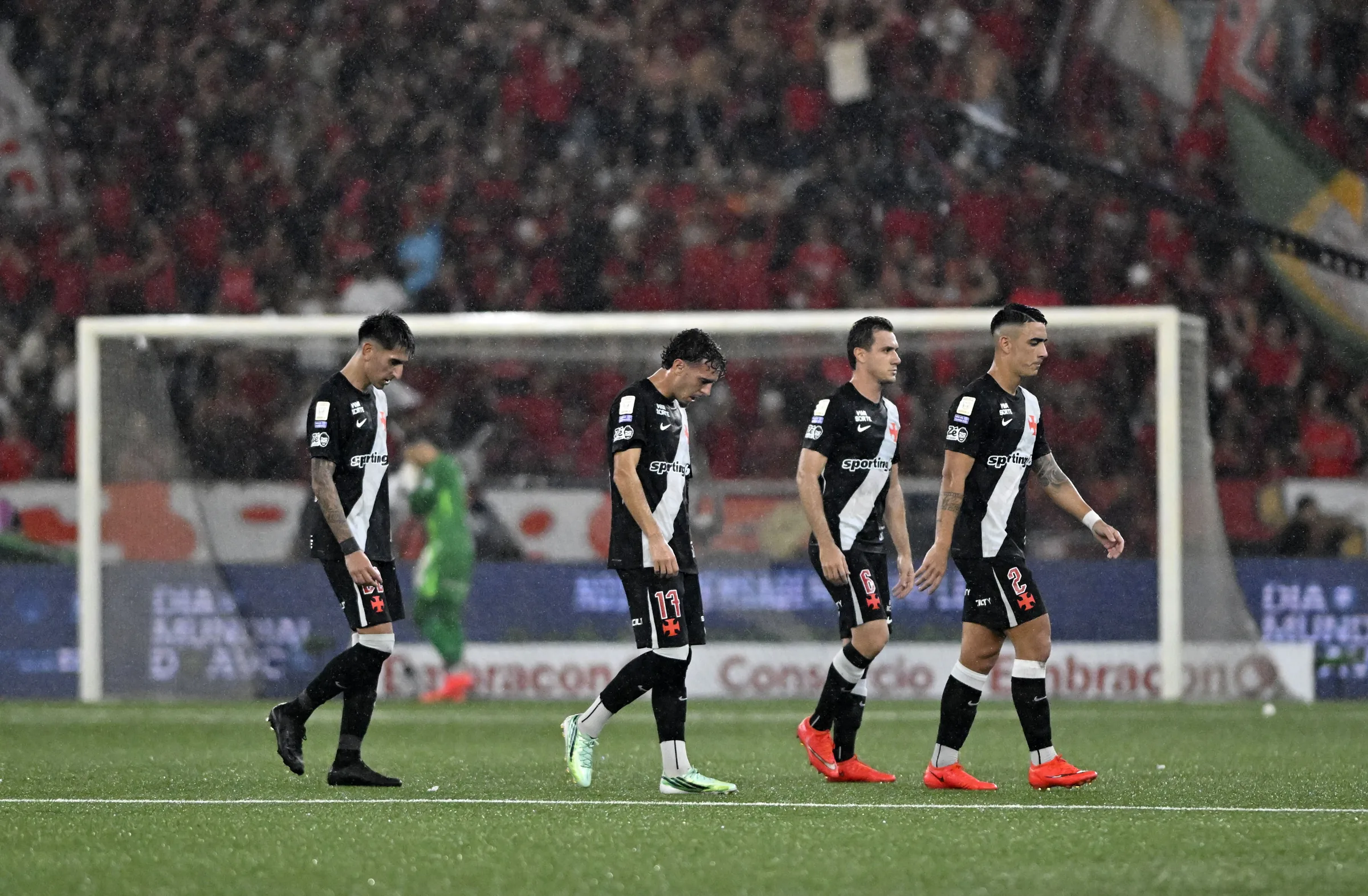 Vasco fecha clássicos de 2026 com goleada sofrida e tabu mantido