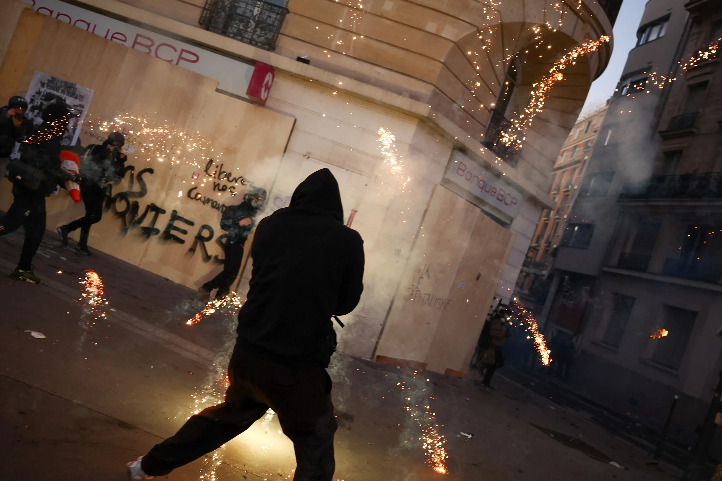 Protestos contra alta do custo de vida e combustíveis terminam em confrontos na França