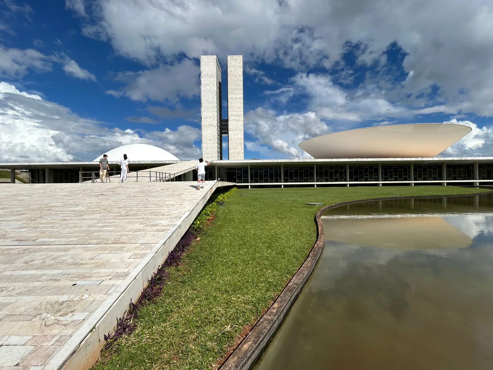 Senadores em cena: um olhar sobre a turbulência política