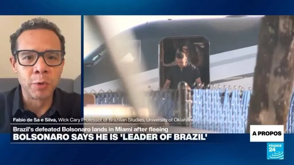 Flávio Bolsonaro afirma ser o verdadeiro líder do Brasil após exílio nos EUA