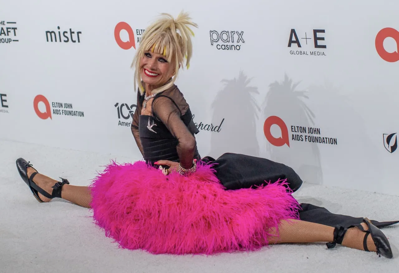 Designer Betsey Johnson retira casa de Hidden Hills do mercado